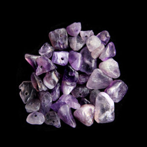 photographie d'améthystes percées, pierres violettes