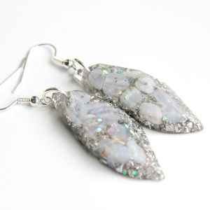 Boucles d’oreilles plates – calcédoine bleue